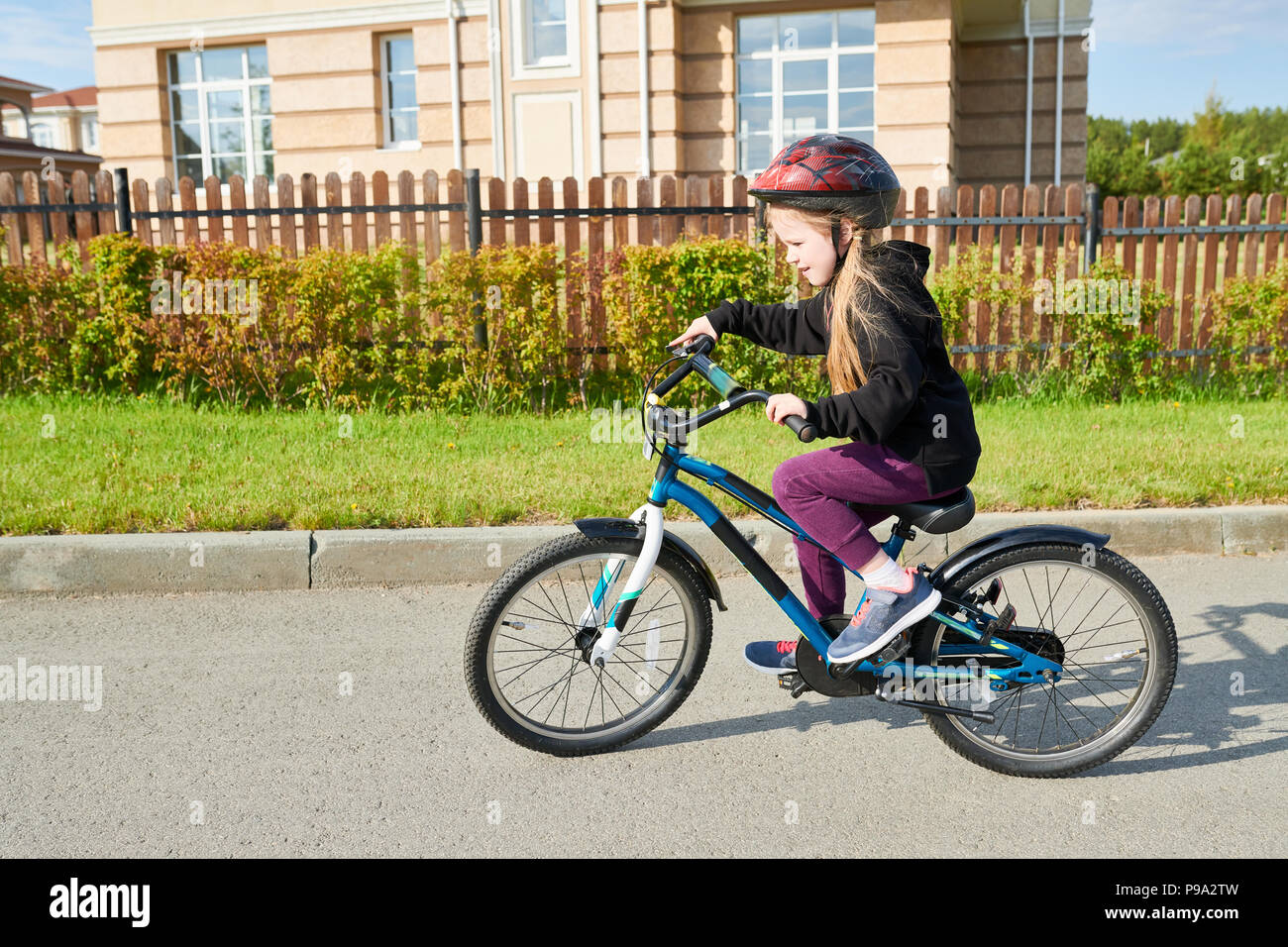 Little Girl Riding Bike Banque D'Images