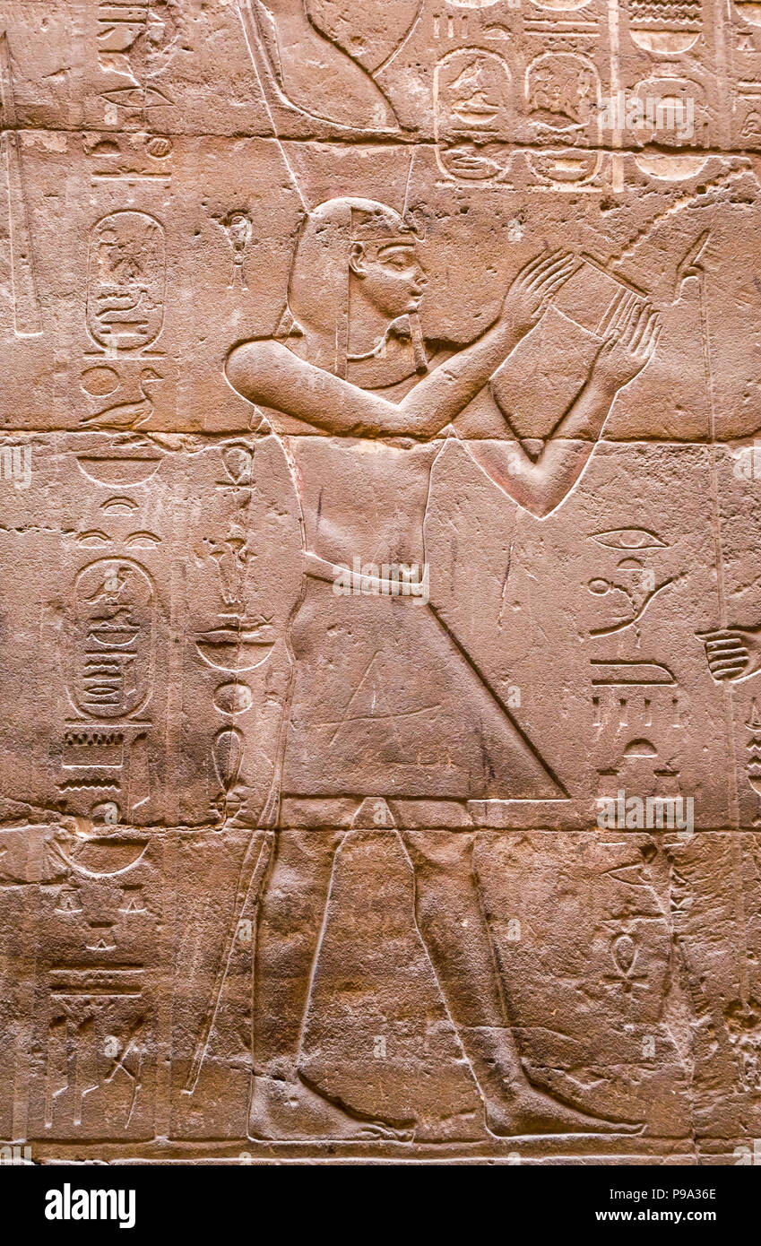 Close up detail of Ancient Egyptian sculpture hiéroglyphe, temple de Louxor, Louxor, Egypte, Afrique du Sud Banque D'Images