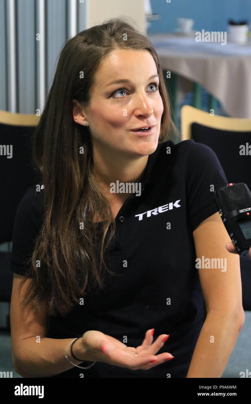 Trek Factory Racing's Lizzie Deignan parle aux médias lors d'une conférence de presse à Aix-les-Bains, France. Banque D'Images