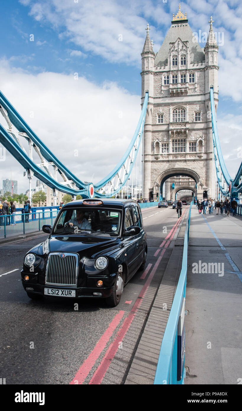 Portrait sur la tête d'un London black taxi traversant le Tower Bridge avec pas de bouchons Banque D'Images