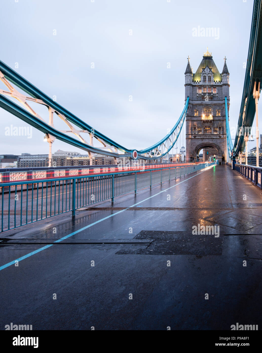 Tôt le matin vue portrait de Tower Bridge, Londres, sur une morne journée humide, et avec légèreté de la circulation Banque D'Images