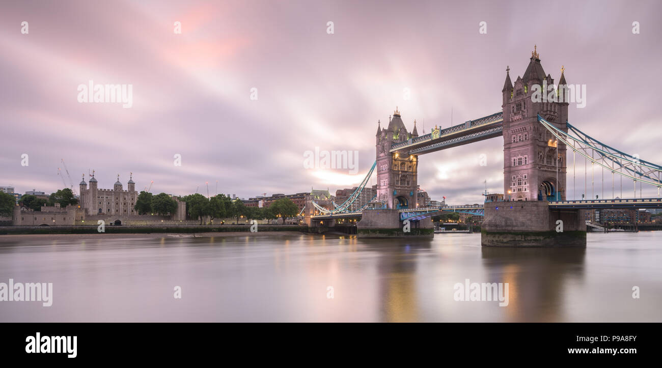 Une longue exposition image de la Tour de Londres et de Tower Bridge sur la Tamise au lever du soleil Banque D'Images