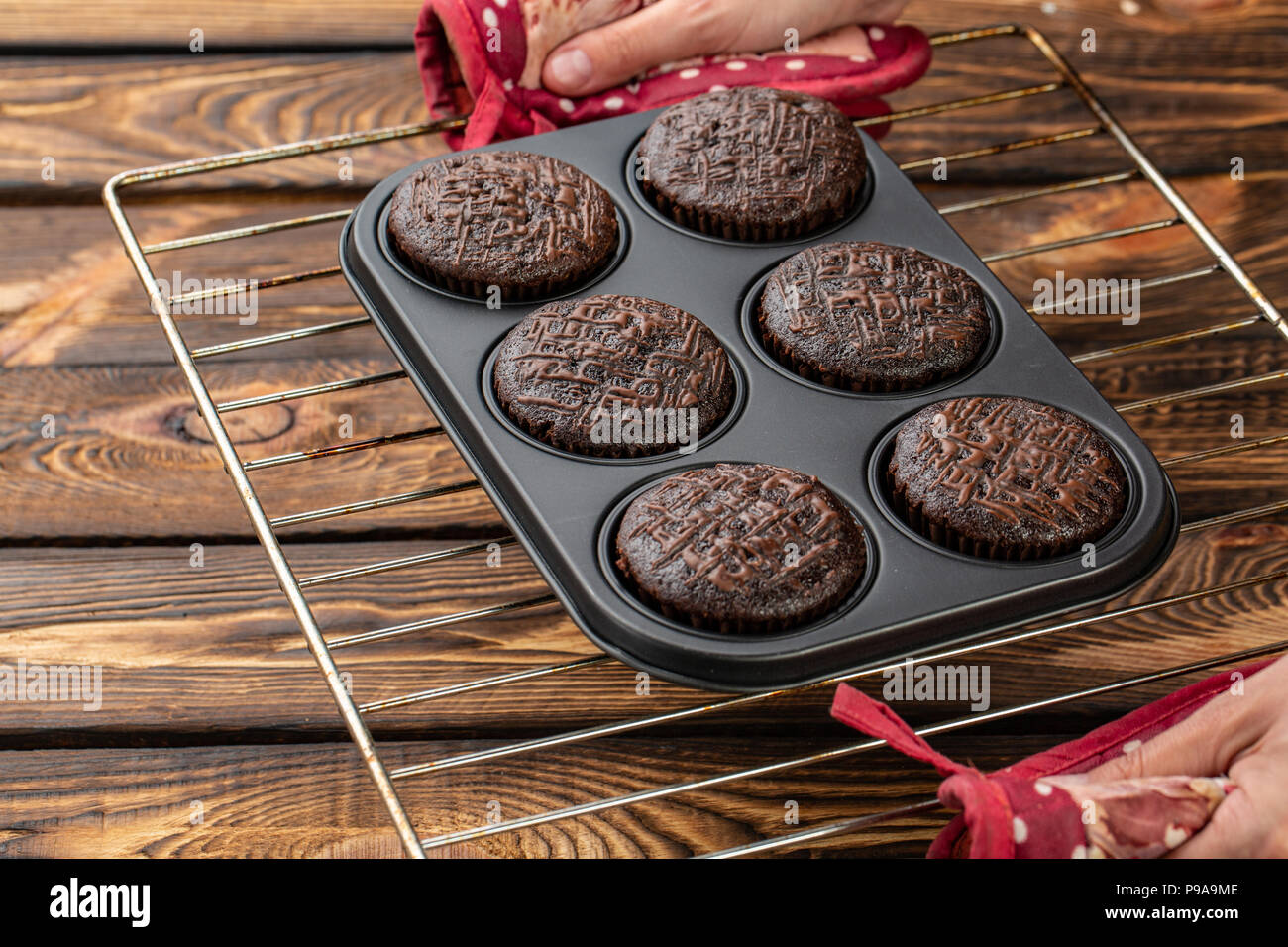 Brownie au chocolat fait maison de base ou muffins pâte crue en allant au  four. La cuisson des muffins, cupcakes au chocolat maison Photo Stock -  Alamy