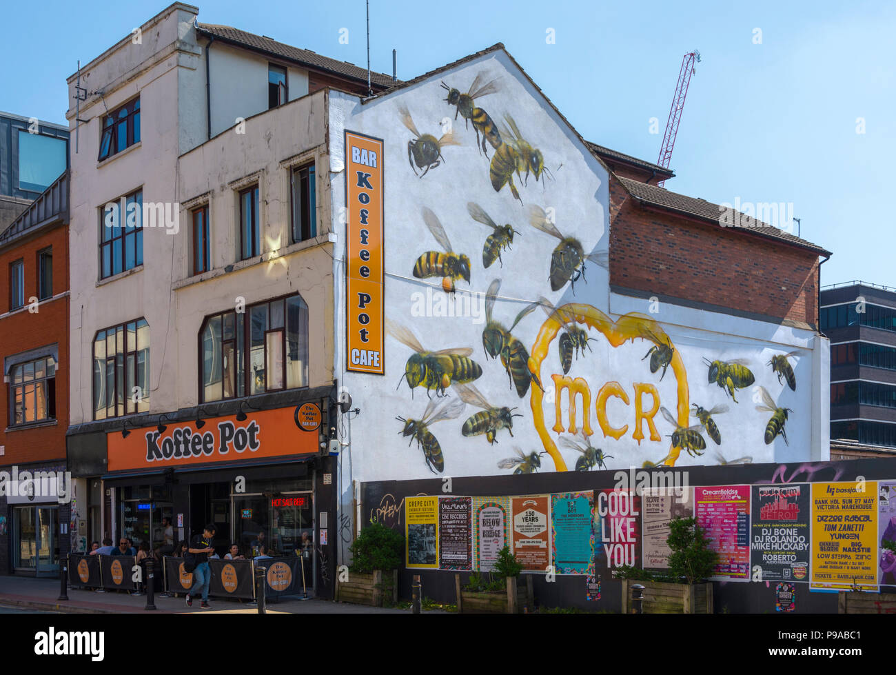 Le Pot Koffee café avec une peinture murale de l'abeille par Qubek Meeham (Russell), Northern Quarter, Oldham Street, Manchester, Angleterre, RU Banque D'Images