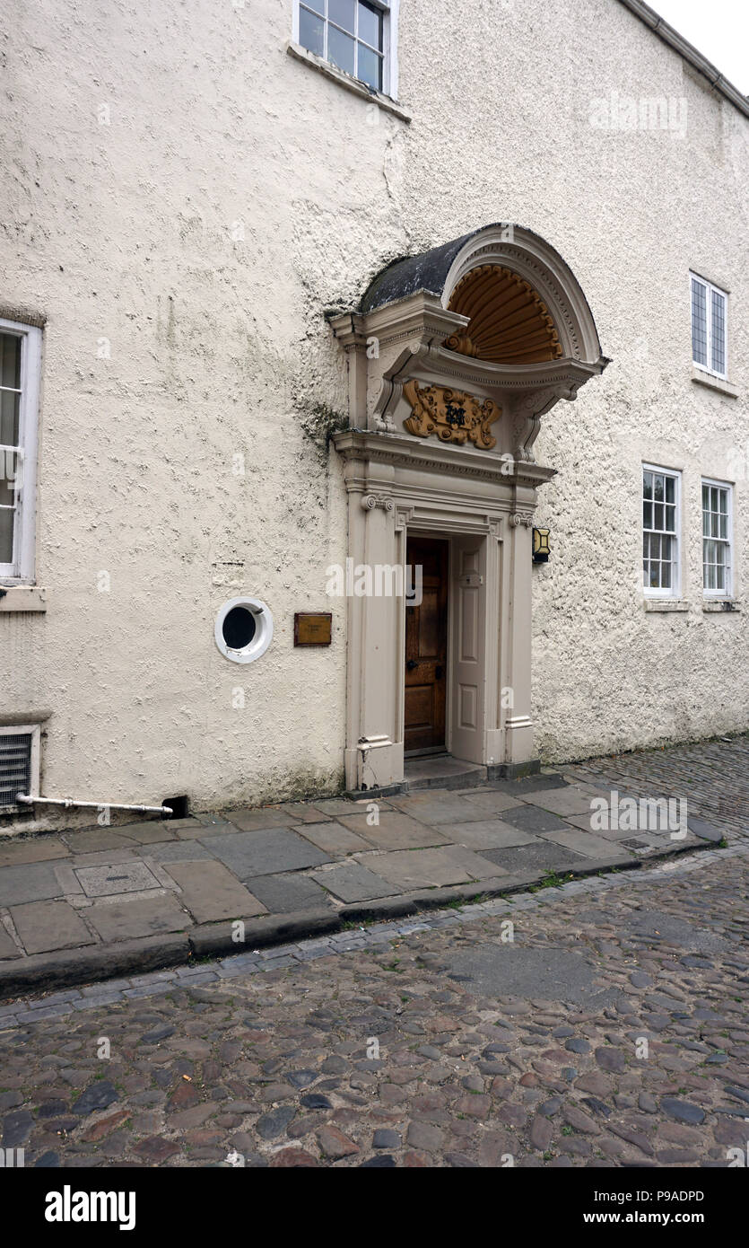 Vieille rue pavée, grande maison victorienne ancienne terrasse Chambre avec un auvent dans la vieille partie de la ville de Durham en Angleterre Banque D'Images