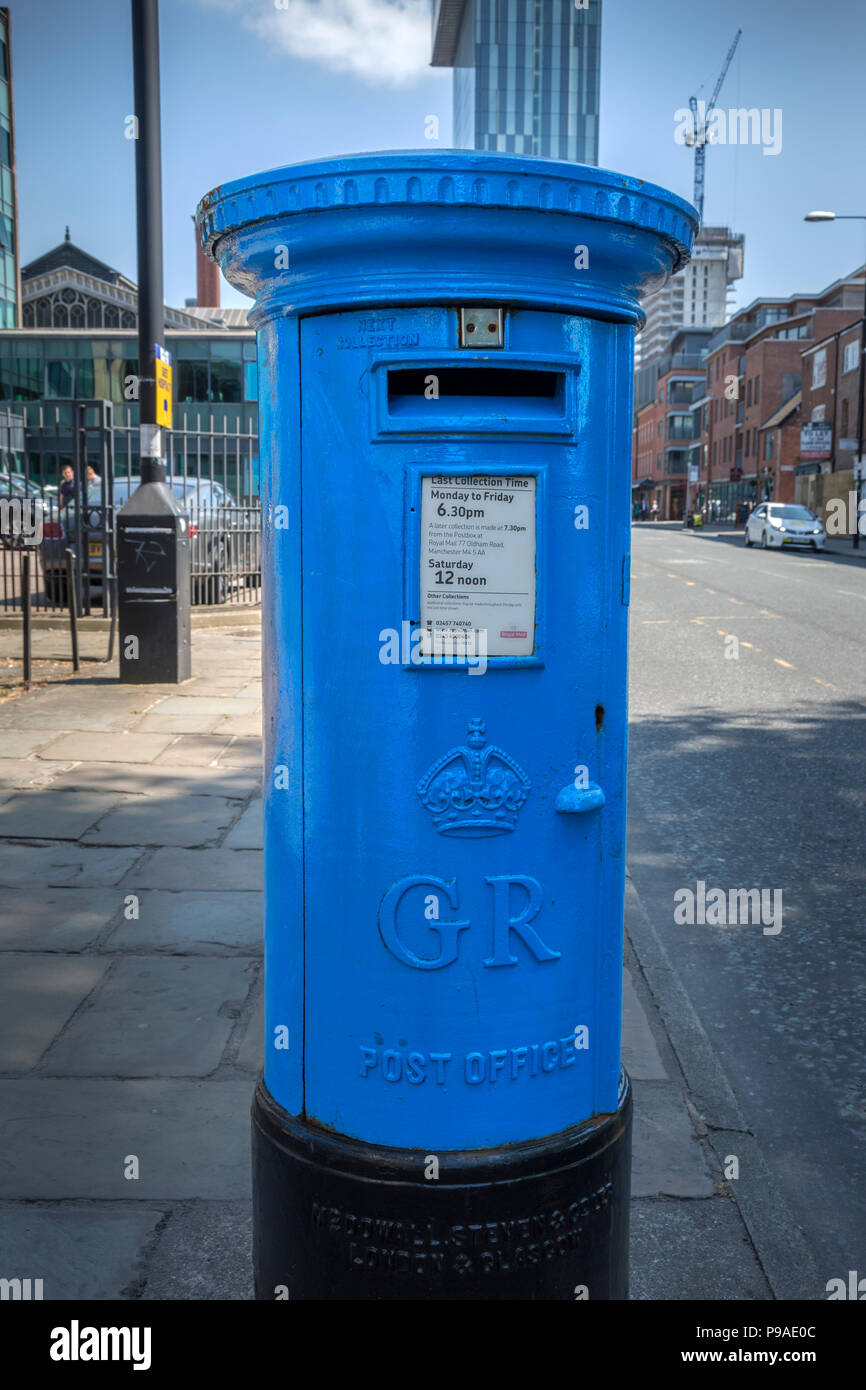 Une boîte bleue, prévues à l'origine pour le courrier par avion seulement, sur Liverpool, Manchester, Angleterre, RU Banque D'Images