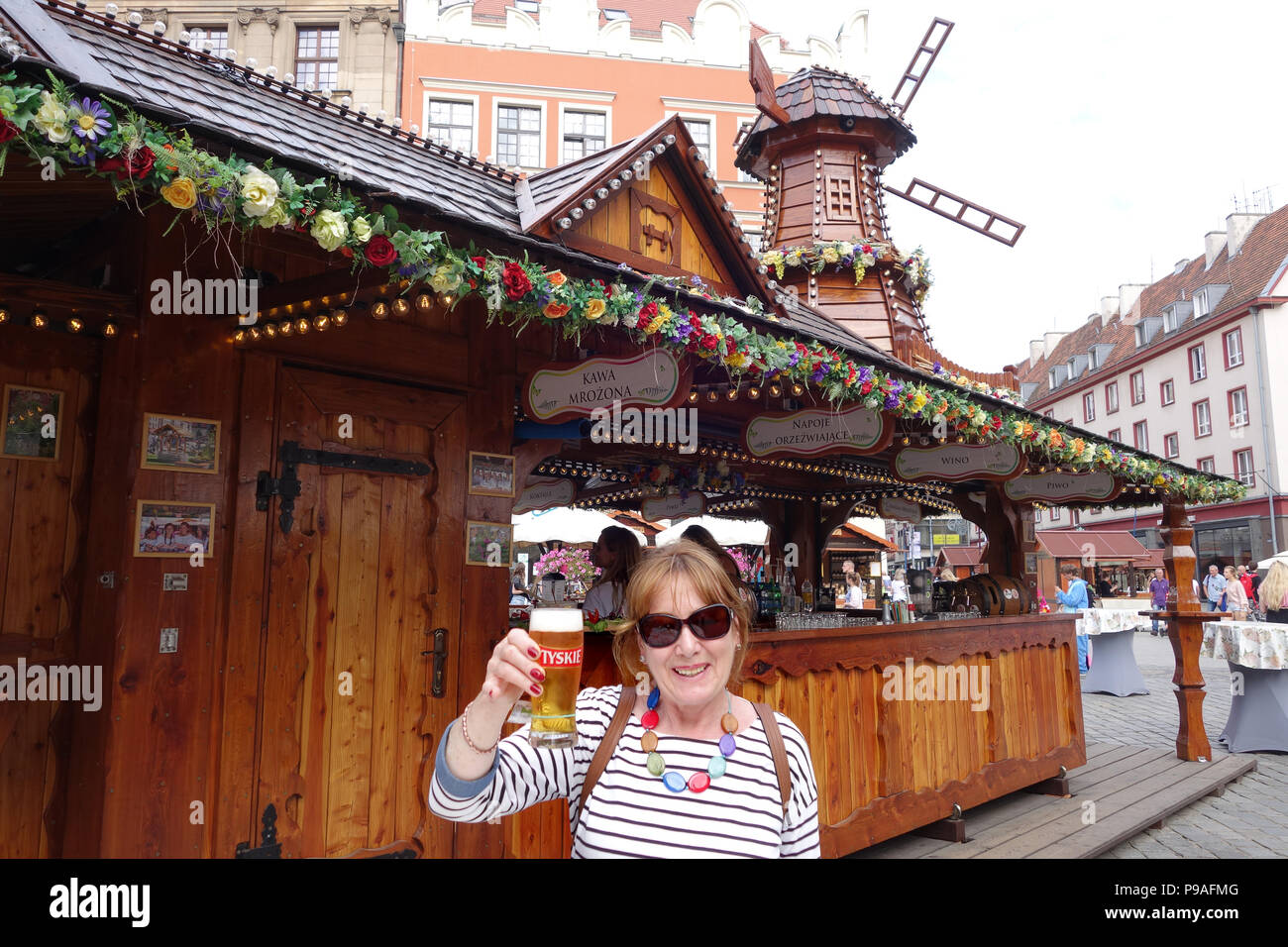 Touriste buvant de la bière Tyskie polonaise à Wrocław Pologne Banque D'Images