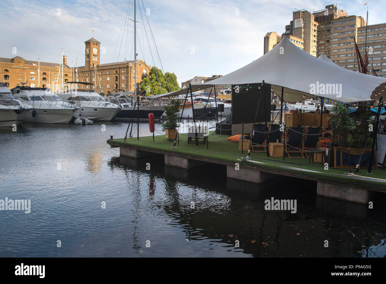 La Panthère noire s'affiche sur un écran sur un ponton flottant au cours du Festival du Film Flottant à St Katharine Docks, Londres. Banque D'Images