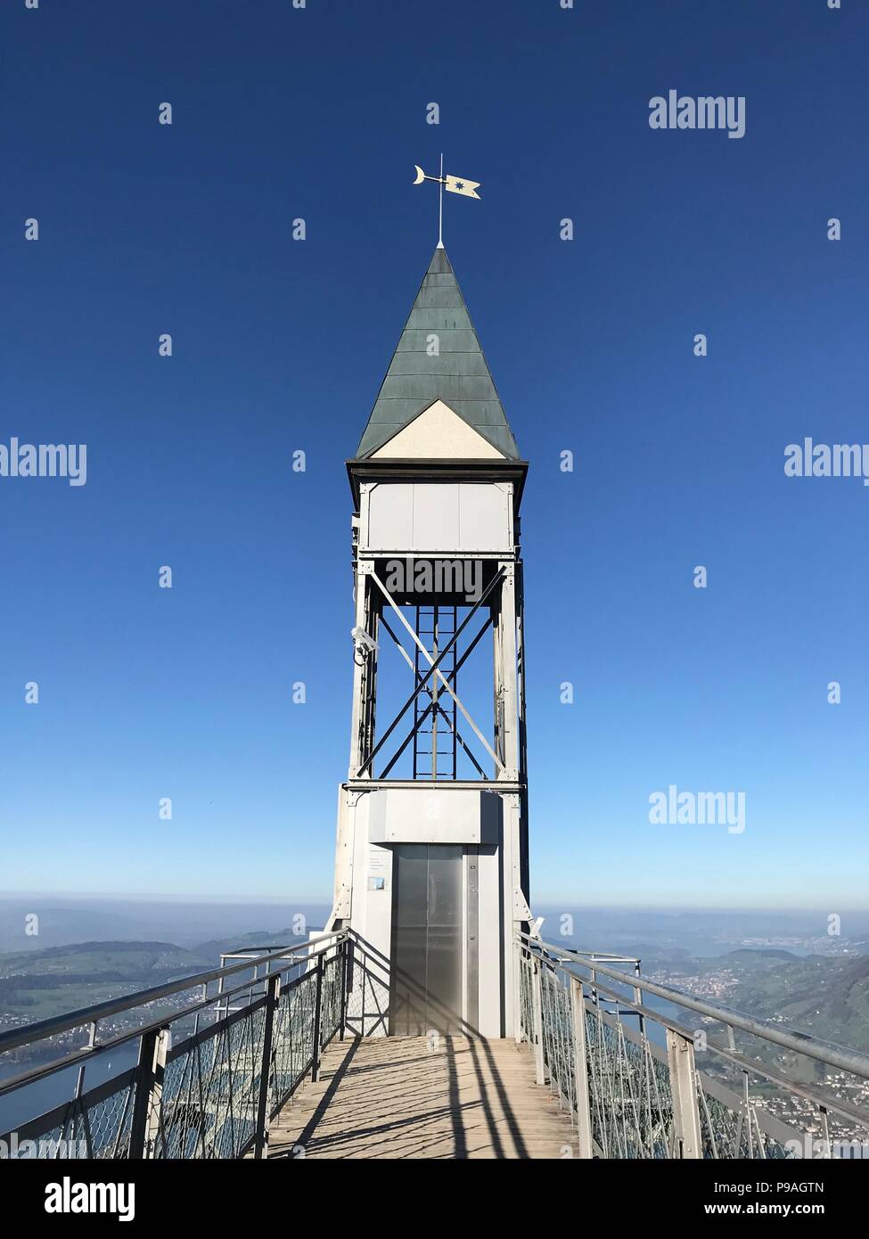 Ascenseur hammetschwand avec ciel bleu le plus élevé d'Europe free standing ascenseur près de Lucerne Suisse vue emblématique Banque D'Images