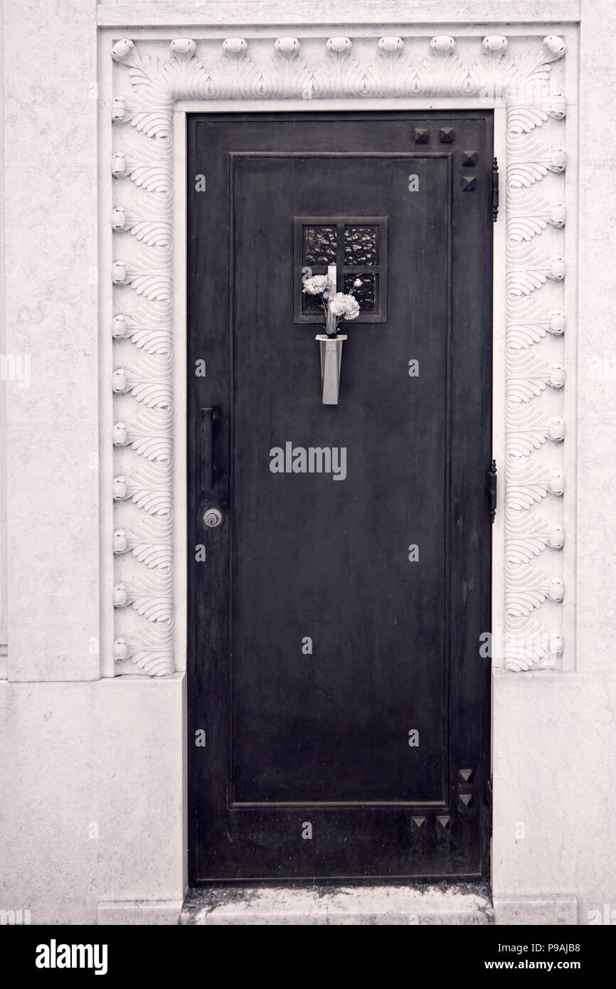 Chapelle du cimetière porte avec quelques fleurs Banque D'Images