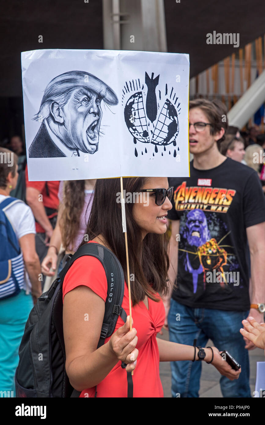 Les manifestants à Paris pour protester contre la visite de Donald Trump pour le Royaume-Uni, le 14 juillet 2018. Banque D'Images