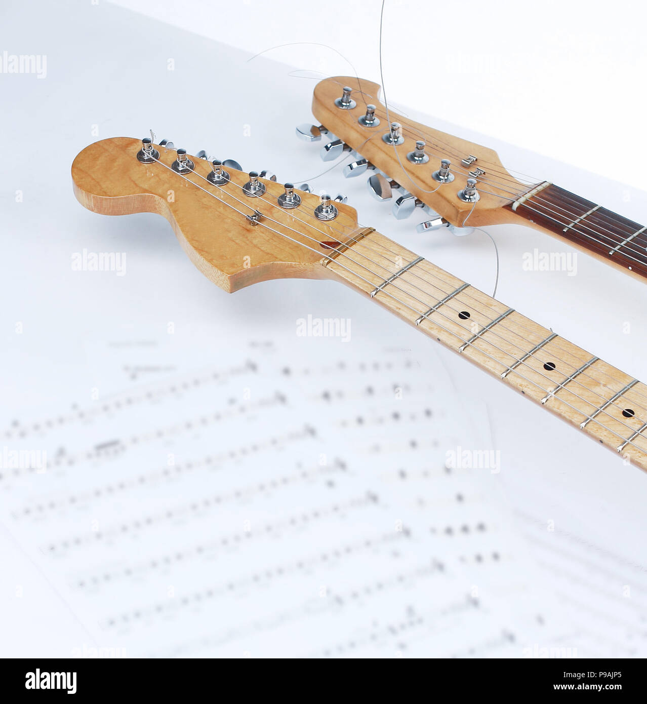 .Gros plan partitions guitare et sur un fond blanc. Banque D'Images