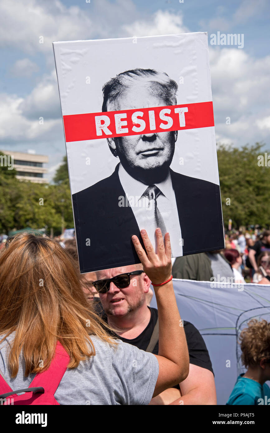 Les manifestants à Paris pour protester contre la visite de Donald Trump pour le Royaume-Uni, le 14 juillet 2018. Banque D'Images