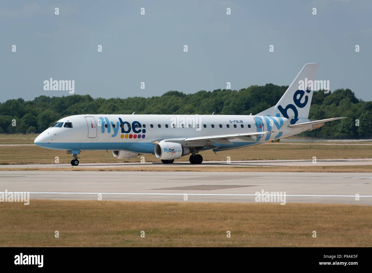 Un Flybe Embraer ERJ-175STD siège sur la piste à l'aéroport de Manchester alors qu'elle s'apprête à décoller. Banque D'Images