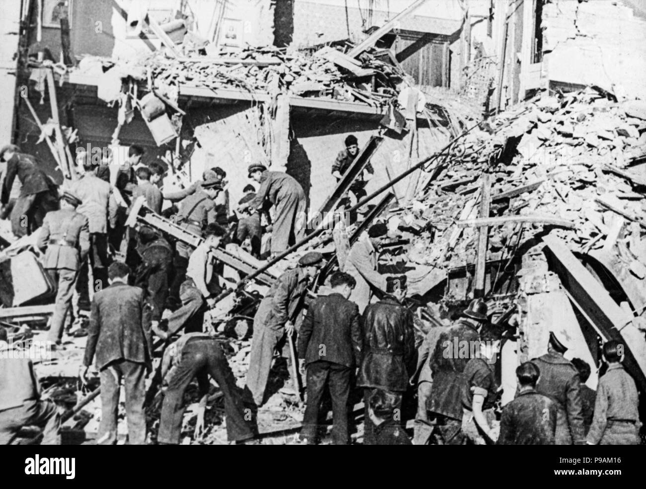 Les gens à la recherche à travers les bâtiments en Espagne, endommagé par les bombardements en 1937. L'Espagne a été bombardé par la Luftwaffe allemande et à la fois l'Armée de l'air italienne durant ce temps. Banque D'Images