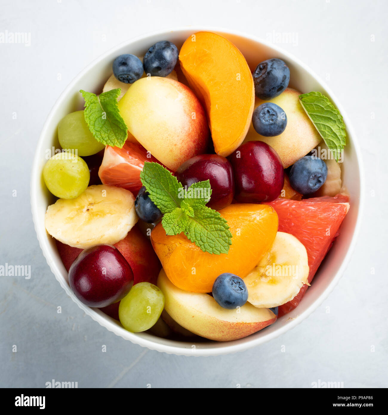 Bol de salade de fruits frais et sain sur un fond blanc. Vue d'en haut  Photo Stock - Alamy