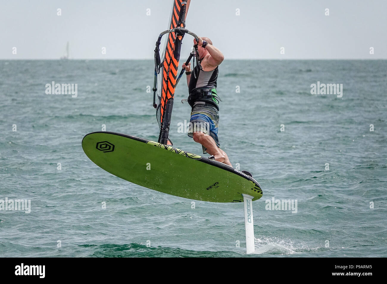 Beachlands, Hayling Island. 16 juillet 2018. Soleil et vent le long de la côte sud aujourd'hui en tant que conditions de canicule a continué. Tez Plaveniek les derniers tests de planche à voile hydroptère off Hayling Island dans le Hampshire. Credit : james jagger/Alamy Live News Banque D'Images