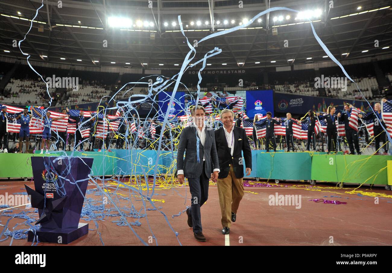 Londres, Royaume-Uni. 15 juillet 2018. L'équipe américaine célébrer après avoir reçu le trophée qui est prétendu être le plus cher au monde du sport. Jour 2. Coupe du monde d'athlétisme. Stade olympique de Londres. Stratford. Londres. OK. 15/07/2018. Credit : Sport en images/Alamy Live News Banque D'Images