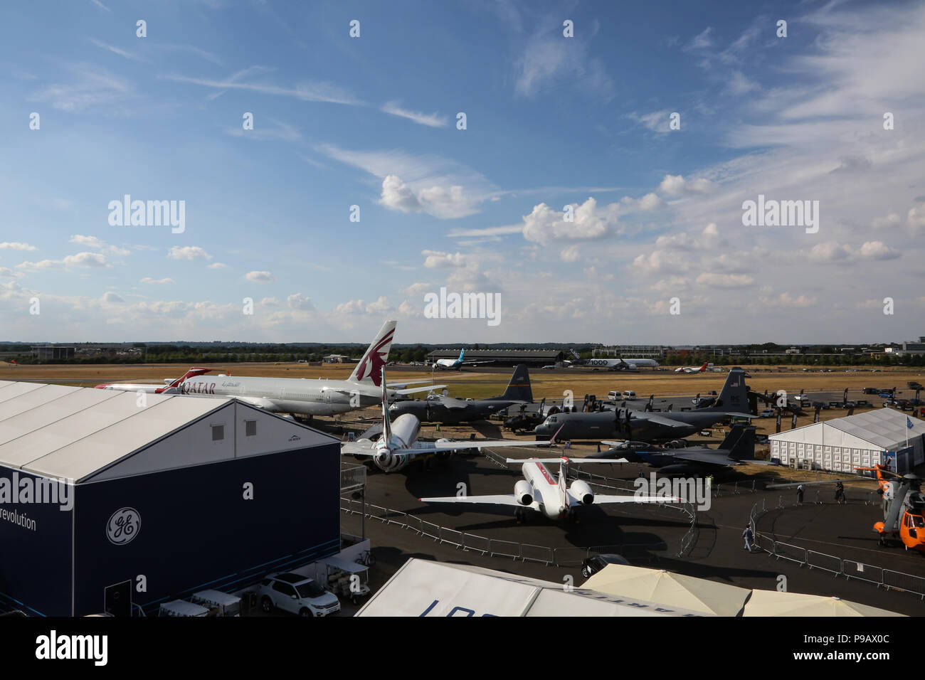 Farnborough, Royaume-Uni. 16 juillet 2018. Une vue générale d'avions de Boeing, Airbus, et Lockheed Martin, qui sont garés à la fin de la journée d'ouverture de l'International de l'aéronautique de Farnborough de 2018, l'un des plus grands événements de l'industrie et du commerce de l'aviation dans le monde, organisé au Royaume-Uni. Credit : James Hancock/Alamy Live News Banque D'Images