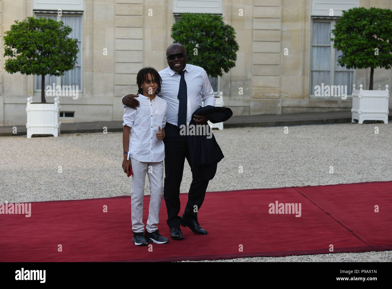 Paris, France. 16 juillet 2018. La France de l'avant Kylian Mbappe Mbappe le père de Wilfried (R) et son jeune frère Ethan Mbappe arriver à l'élection présidentielle Elysee Palace dans le sillage de la victoire en Coupe du monde. Le pere de Kylian Mbappe Mbappe, Wilfried, et son petit frere Ethan Mbappe arrivent au palais de l'Elysée pour la réception en l'honneur des champions du monde de football. *** FRANCE / PAS DE VENTES DE MÉDIAS FRANÇAIS *** Crédit : Idealink Photography/Alamy Live News Banque D'Images