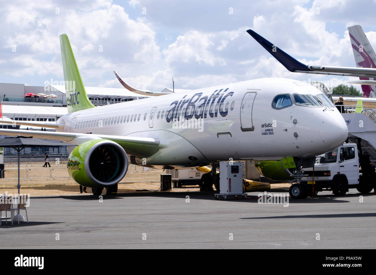 Airbus A220-300 Air Baltic en couleurs. Farnborough, l'aviation commerciale biennale montrent l'exécution de 16 au 22 juillet, s'est ouverte aujourd'hui à la presse. Les derniers modèles d'avions civils et militaires ont été vus dans les exigences statiques et démonstrations en vol, avec une forte présence d'Airbus et Boeing, ainsi que l'Embraer, Lockheed, et Mitsubishi parmi beaucoup d'autres. Les peuplements commerciaux avec les derniers développements de l'aérospatiale et des lignes de produits à partir d'un large éventail d'entreprises aérospatiales complété l'avion sur l'écran. Crédit : Antony l'ortie/Alamy Live News Banque D'Images