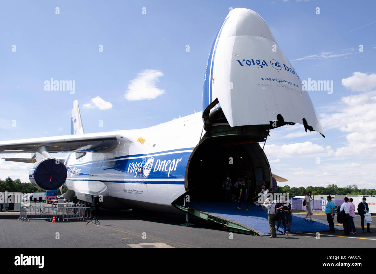 Antonov An-124 Ruslan exploité par Volga Dnepr Airlines.. Farnborough, l'aviation commerciale biennale montrent l'exécution de 16 au 22 juillet, s'est ouverte aujourd'hui à la presse. Les derniers modèles d'avions civils et militaires ont été vus dans les exigences statiques et démonstrations en vol, avec une forte présence d'Airbus et Boeing, ainsi que l'Embraer, Lockheed, et Mitsubishi parmi beaucoup d'autres. Les peuplements commerciaux avec les derniers développements de l'aérospatiale et des lignes de produits à partir d'un large éventail d'entreprises aérospatiales complété l'avion sur l'écran. Crédit : Antony l'ortie/Alamy Live News Banque D'Images