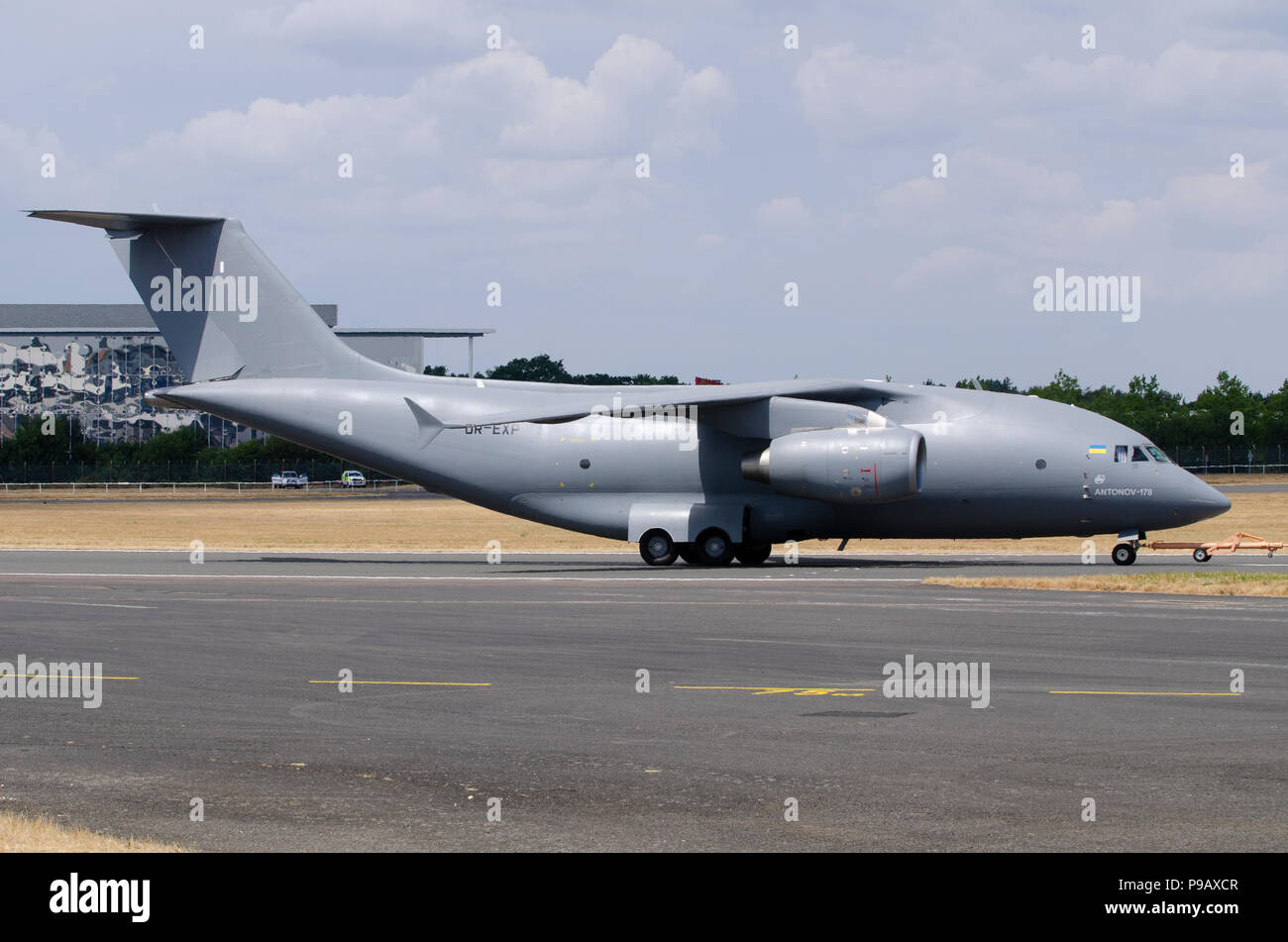 Antonov 178. Farnborough, l'aviation commerciale biennale montrent l'exécution de 16 au 22 juillet, s'est ouverte aujourd'hui à la presse. Les derniers modèles d'avions civils et militaires ont été vus dans les exigences statiques et démonstrations en vol, avec une forte présence d'Airbus et Boeing, ainsi que l'Embraer, Lockheed, et Mitsubishi parmi beaucoup d'autres. Les peuplements commerciaux avec les derniers développements de l'aérospatiale et des lignes de produits à partir d'un large éventail d'entreprises aérospatiales complété l'avion sur l'écran. Crédit : Antony l'ortie/Alamy Live News Banque D'Images