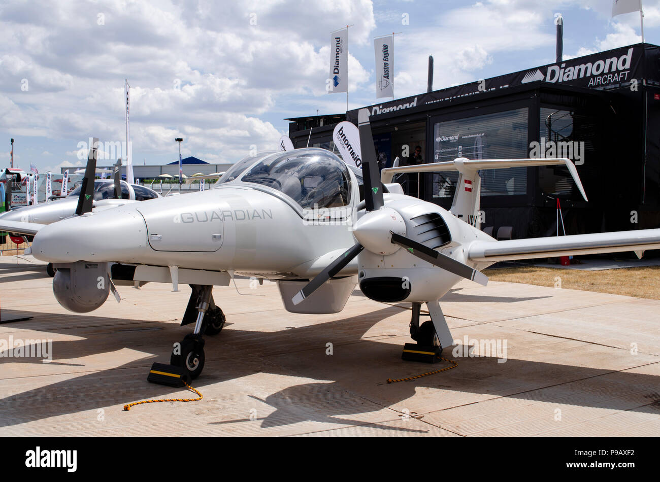 Diamond DA42 MPP Guardian. Farnborough, l'aviation commerciale biennale montrent l'exécution de 16 au 22 juillet, s'est ouverte aujourd'hui à la presse. Les derniers modèles d'avions civils et militaires ont été vus dans les exigences statiques et démonstrations en vol, avec une forte présence d'Airbus et Boeing, ainsi que l'Embraer, Lockheed, et Mitsubishi parmi beaucoup d'autres. Les peuplements commerciaux avec les derniers développements de l'aérospatiale et des lignes de produits à partir d'un large éventail d'entreprises aérospatiales complété l'avion sur l'écran. Crédit : Antony l'ortie/Alamy Live News Banque D'Images