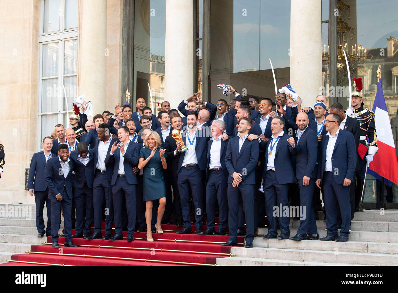 Paris, France. 16 juillet, 2018. Le président français, Emmanuel Macron (C)  pose pour des photos avec les membres de l'équipe de France de football à  l'Elysée à Paris, France, le 16 juillet
