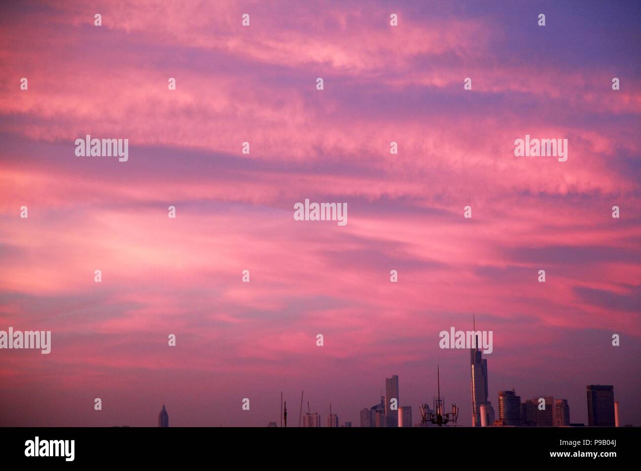 Nanjing, Jiangsu, Chine, le 17 juillet 2018. C'était le premier jour de l'anfutian', plus de 5 heures du matin, le ciel de l'Est de Shanghai urban district semblait rose magnifiques nuages, d'une durée d'environ 10 minutes.Costfoto:Crédit/Alamy Live News Banque D'Images