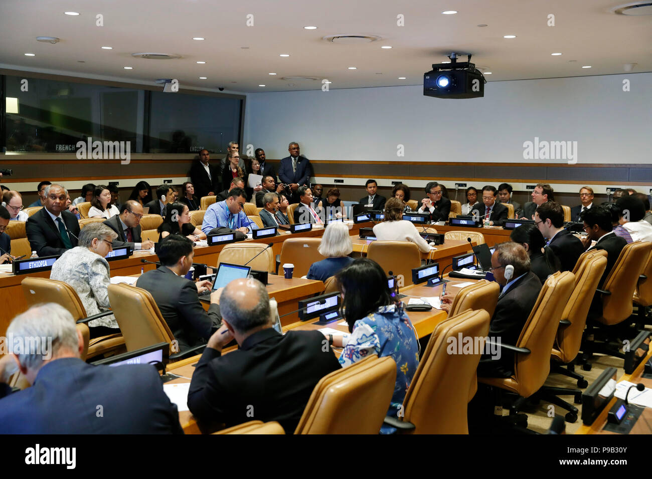 New York, USA. 16 juillet 2018. Organisation des Nations Unies. 16 juillet, 2018. Photo prise le 16 juillet 2018 montre la scène de l'événement de haut niveau traitant d'équilibre et d'un développement inadéquat pour atteindre les objectifs de développement durable (ODD) en marge de l'ONU Forum politique de haut niveau sur le développement durable qui a eu lieu au siège des Nations Unies à New York. Credit : Muzi Li/Xinhua/Alamy Live News Banque D'Images