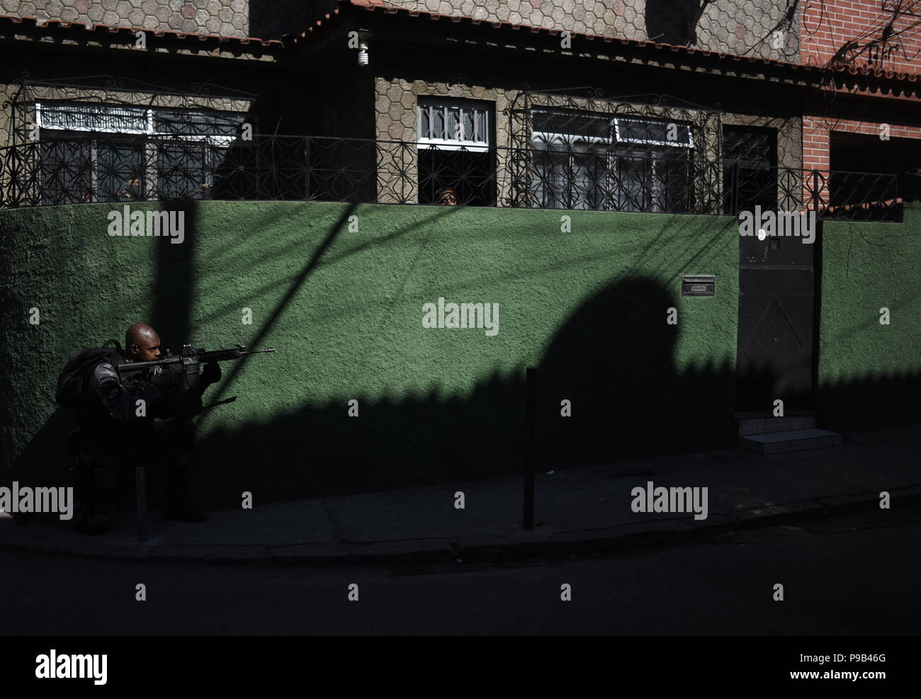 Rio de Janeiro, Brésil. 16 juillet, 2018. Des soldats une opération de sécurité dans la Favela Complexo do Alemão". Il y avait des tirs contre les forces de sécurité la veille. Compte tenu de la vague de criminalité, le gouvernement a créé un nouveau ministère de la sécurité publique. Crédit : Fabio Teixeira/dpa/Alamy Live News Banque D'Images