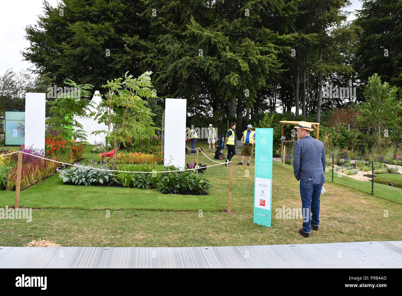 Tatton Park, Cheshire, Royaume-Uni. 17 juillet 2018. Les exposants font la touche finale à leurs expositions. On voit ici le présentateur de la BBC Crédit : Swift Joe Simon Maycock/Alamy Live News Banque D'Images