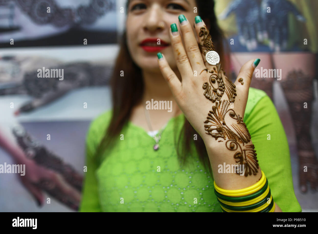 Katmandou, Népal. 17 juillet, 2018. Une femme montre sa main décorée de henné en dehors d'un côté route shop pendant le mois sacré de Shrawan à Katmandou, au Népal, le Mardi, Juillet 17, 2018. Les femmes célèbre Shrawan mois selon le calendrier solaire qui souhaitent pour une longue durée de vie des époux et pour l'accomplissement de leurs désirs. Credit : Skanda Gautam/ZUMA/Alamy Fil Live News Banque D'Images