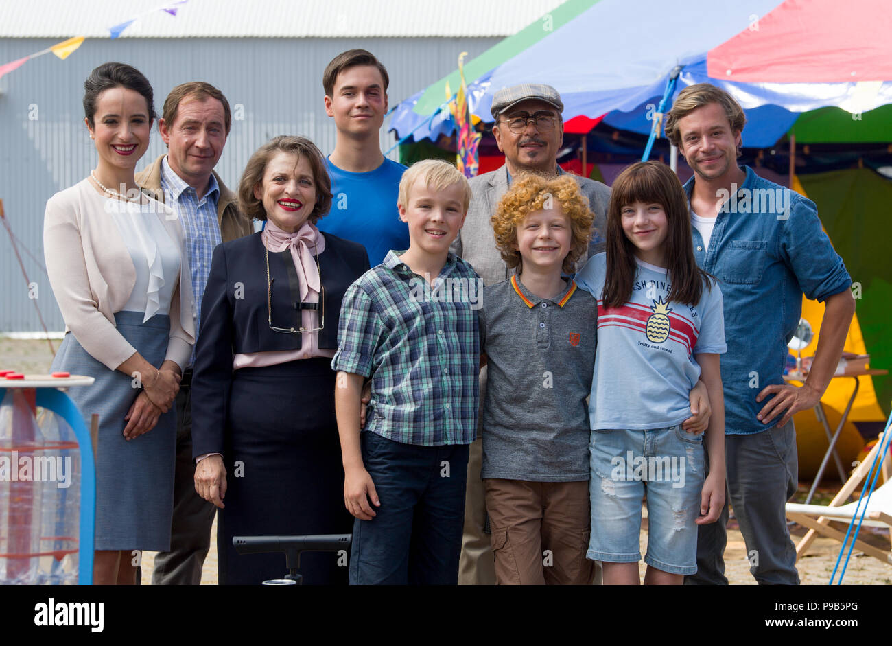 17 juillet 2018, l'Allemagne, Merseburg : les acteurs (L-R) Stephanie Stumph, Thorsten Merten, Katharina Thalbuch, Louis a tenu, Tilman (Alfons Zitterbacke Doebler), Wolfgang Stumph, Leopolf Ferdinand Schill, Lisa Moell et Tobias Krell Comité permanent sur l'ensemble de la production du film "Alfons Zitterbacke - Der Kinofilm' (lit. Alfons Zitterbacke - Le Film) à Norderstedt. Le tournage de the children's classic livre, écrit par Gerhard Holtz-Baumert, est produite par X Filme et l'Allemagne centrale et diffuseur sera diffusé dans les salles allemandes en 2019. Photo : Hendrik Schmidt/dpa-Zentralbild/dpa Banque D'Images