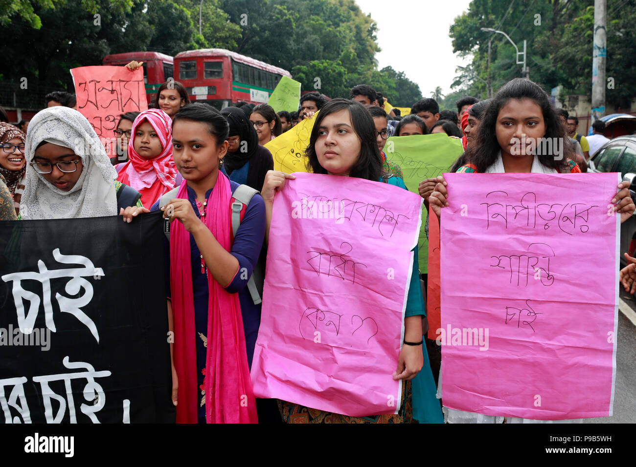 Dhaka, Bangladesh - 17 juillet 2018 : Les étudiants du département de physique de l'Université de Dacca sous forme d'un rassemblement à Dhaka University Campus, qui protestent contre les attaques contre les enseignants et les étudiants. Credit : SK Hasan Ali/Alamy Live News Banque D'Images