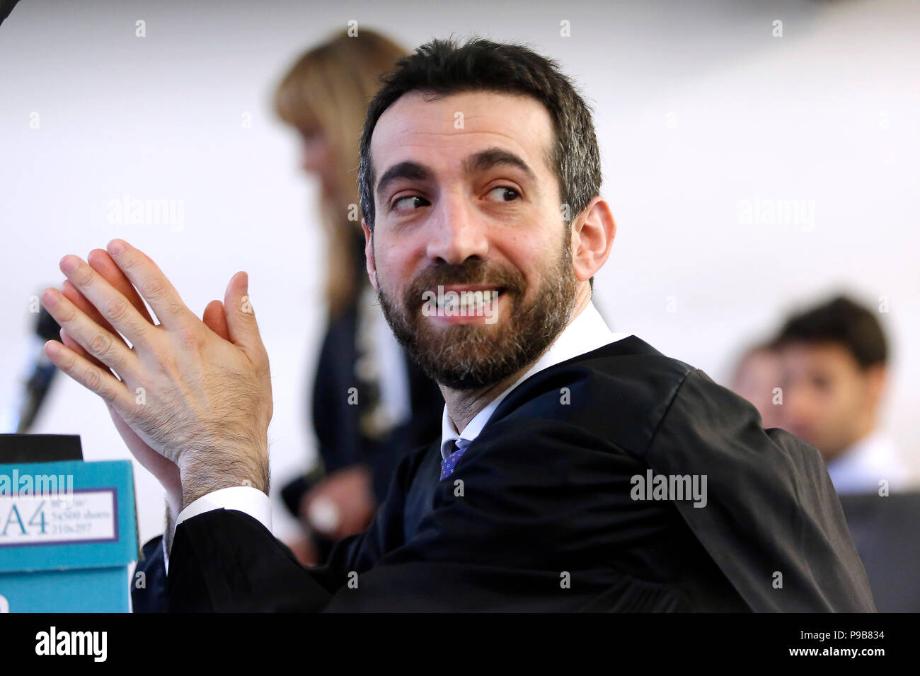 Rome, 17 juillet. 'Processus Cucchi bis'. Stefano Cucchi, un homme âgé de 30 ans, a été arrêté le 15 octobre 2009 pour possession de drogue, et après avoir été reconnu coupable dans Regina Coeli prison pour quelques jours, il a été transféré à l'hôpital de Sandro Pertini, où il meurt le 22 octobre 2009. Sur son corps ont été trouvés de nombreux signes de mauvais traitements et de la violence. Les défendeurs sont 5 mousquetons. Processo Cucchi bis Banque D'Images