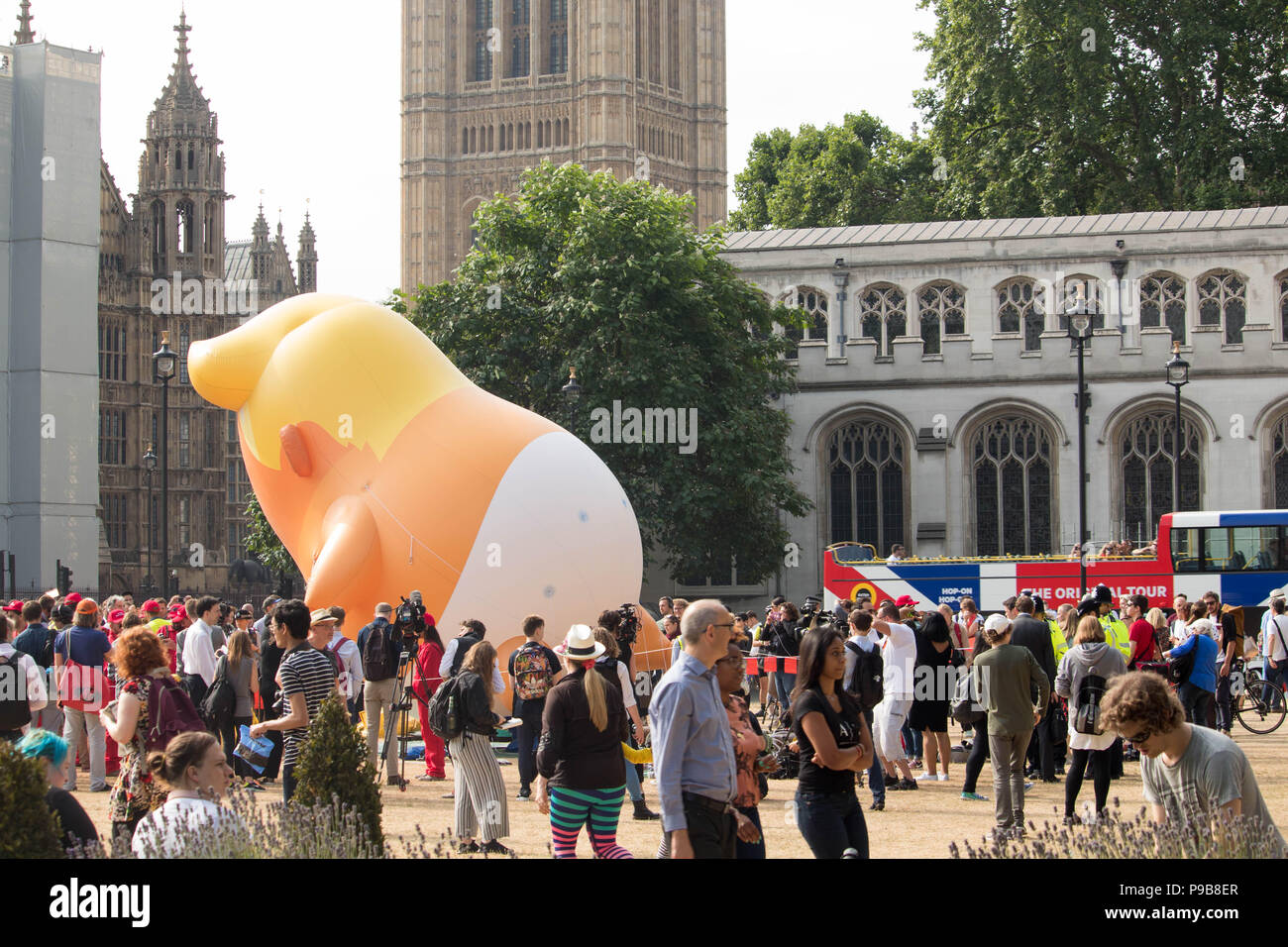 Avant La Montee Du Geant Bebe Trump Ballon Gonflable Au Stop Trump De Protestation Au Parlement Square Gardens Londres Royaume Uni 13 7 18 Photo Stock Alamy