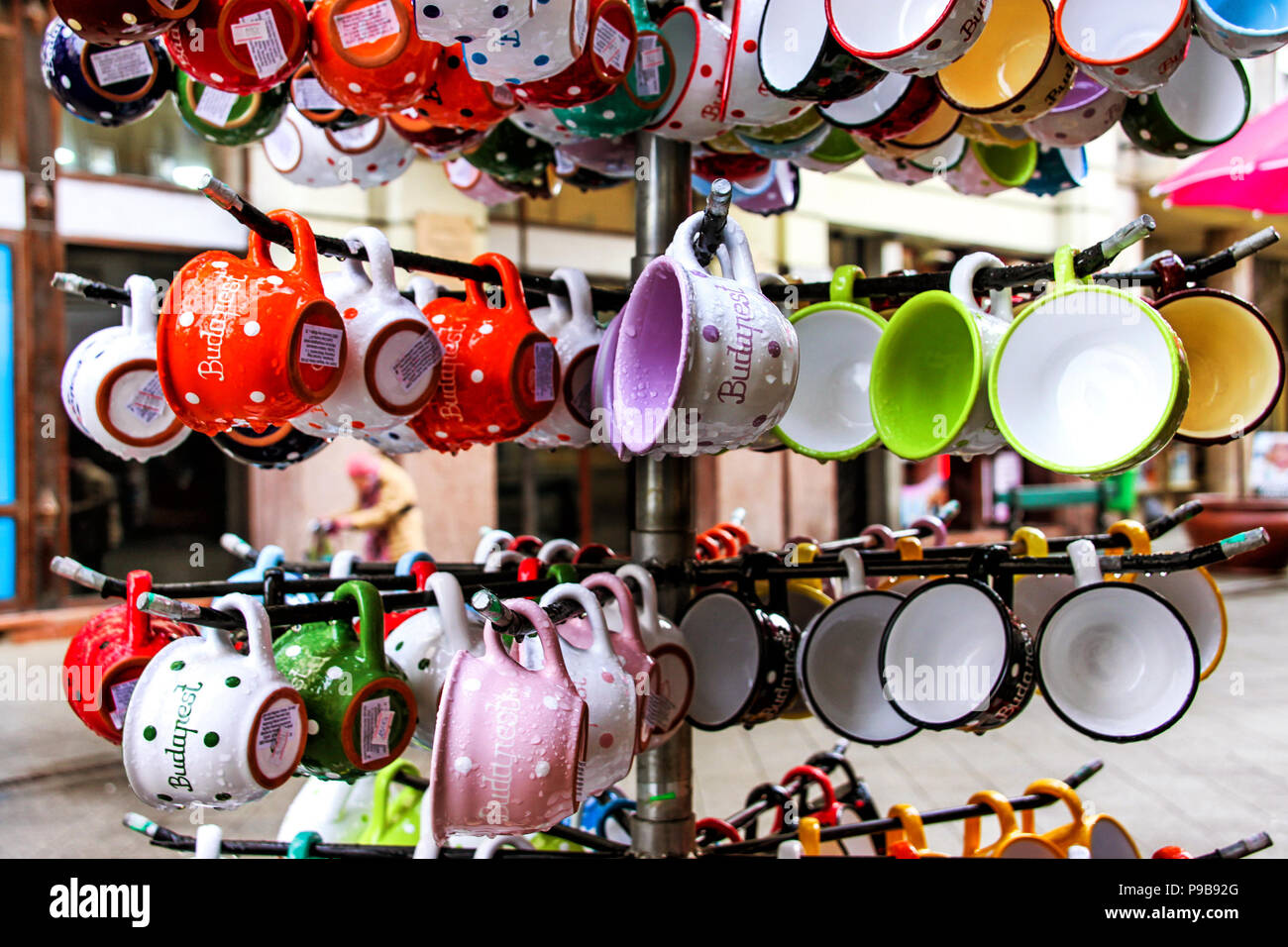 Tasses de différentes couleurs que plus d'expositions sur la rue Banque D'Images