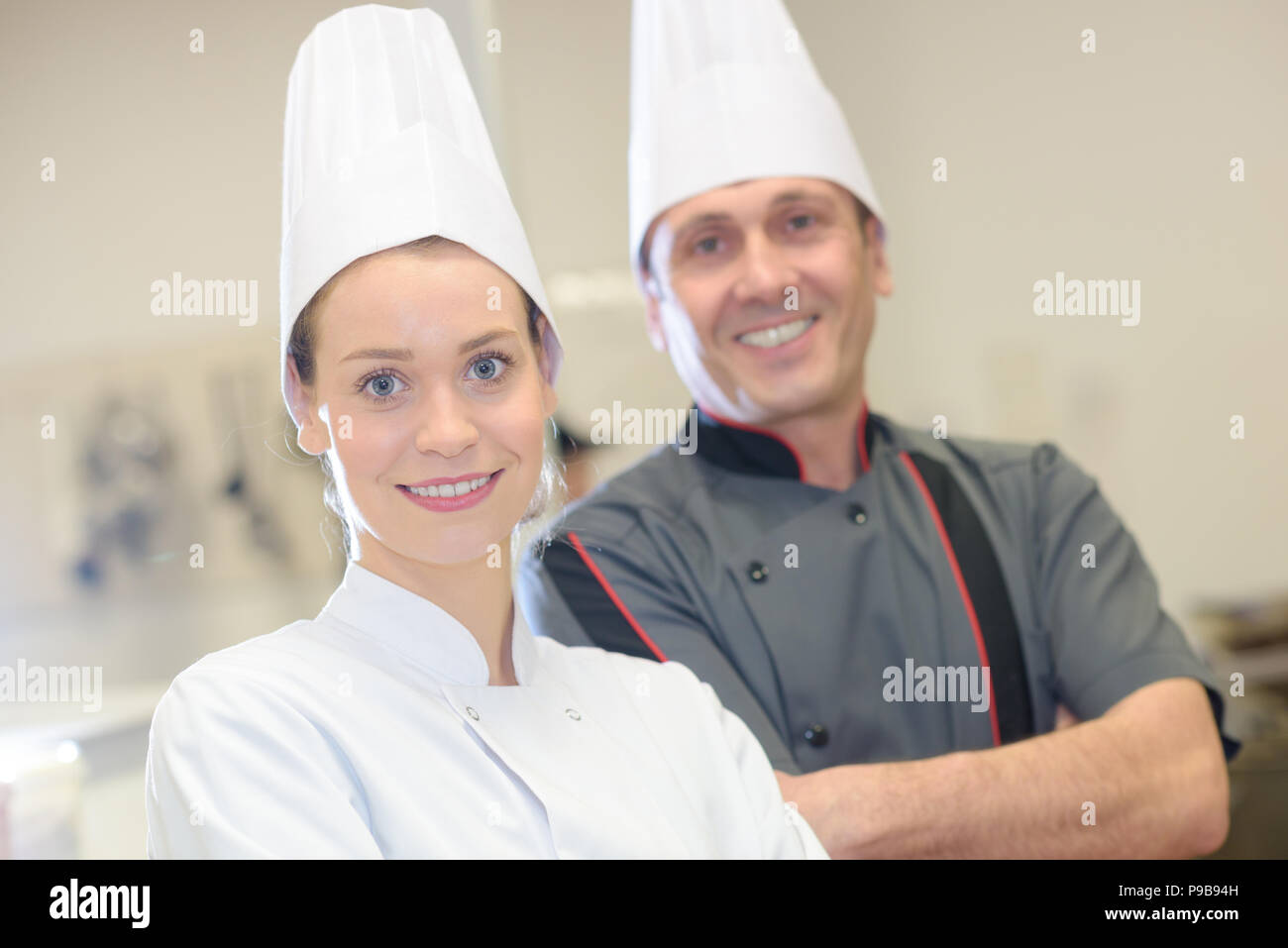 Chef instructeur stagiaire dans une cuisine de restaurant Banque D'Images