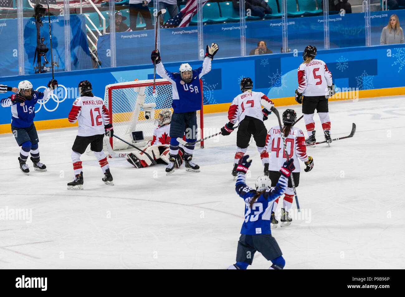 Hilary Knight (USA) célèbre marquer un but de la médaille d'or jeu de hockey sur glace contre le Canada aux Jeux Olympiques d'hiver de PyeongChang 2018 Banque D'Images