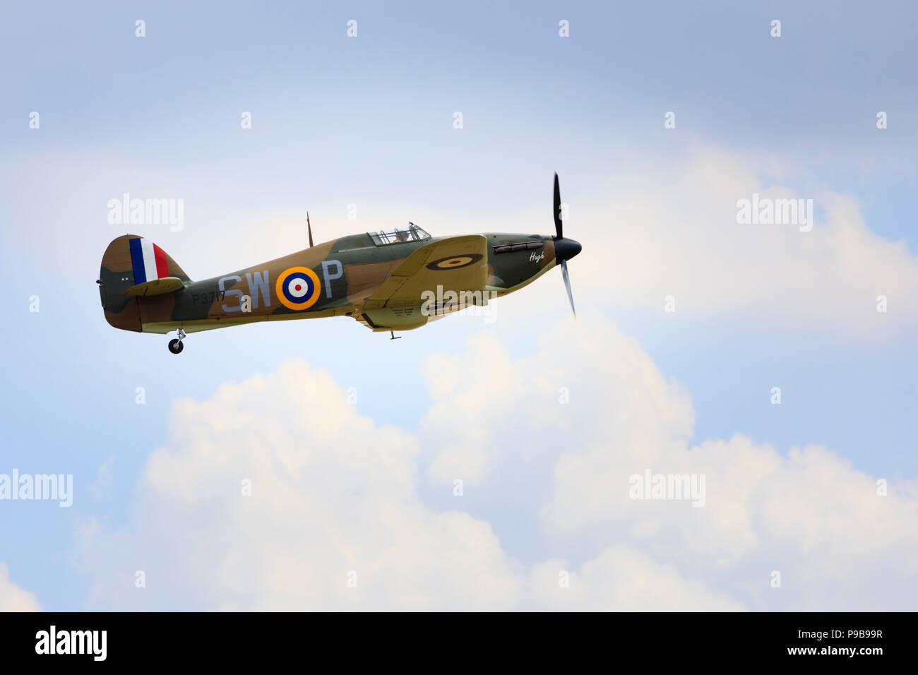 Seconde Guerre mondiale RAF Hawker Hurricane Mk1 fighter avion survolant englandDuxford airshow Banque D'Images