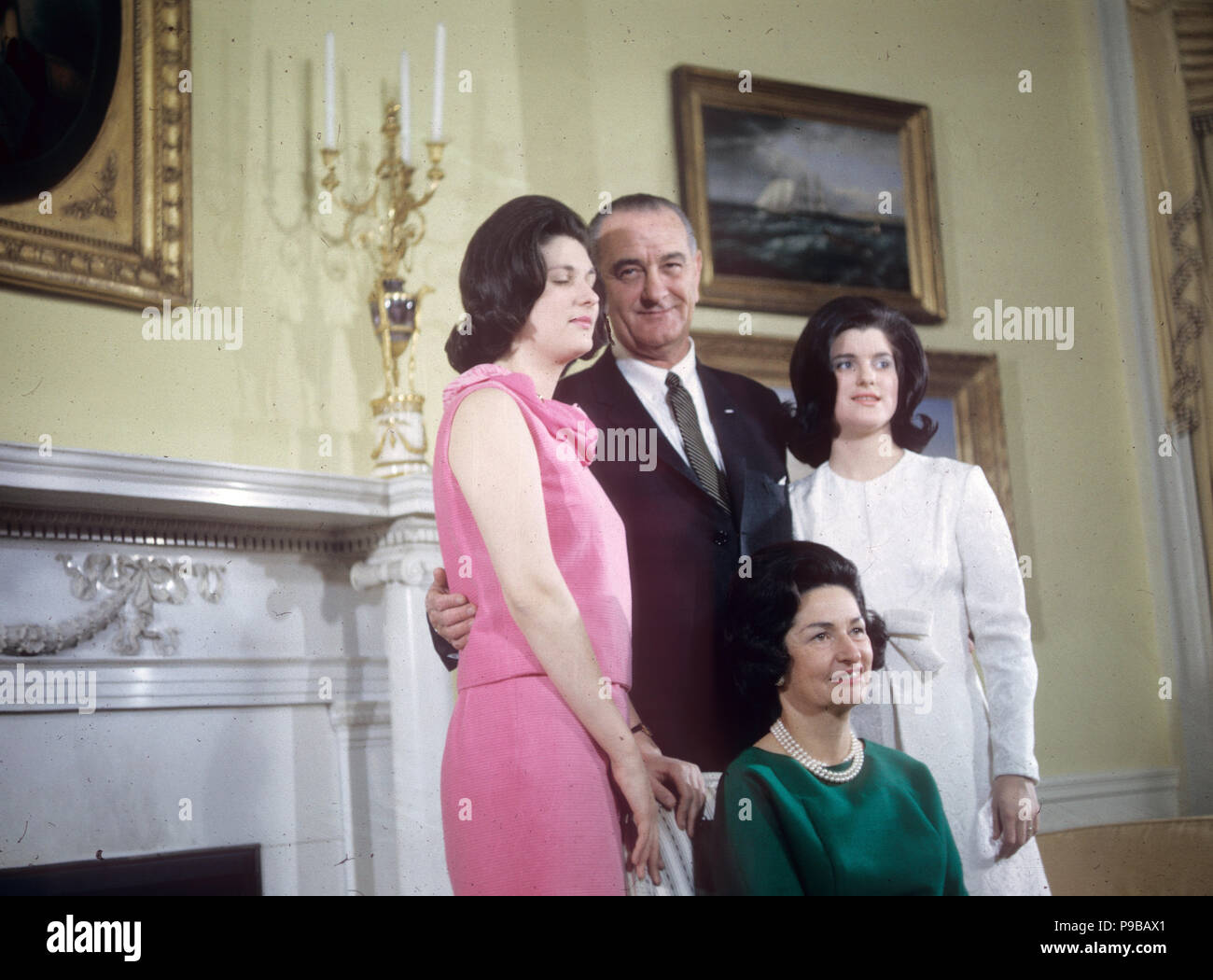 LYNDON B. JOHNSON (1908-1973) en tant que 36e président des États-Unis avec son épouse Lady Bird et filles à Luci et Lyn gauche vers 1964 Banque D'Images