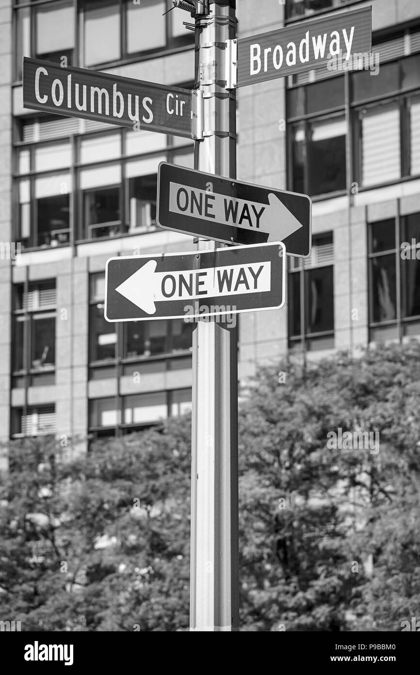 Photo noir et blanc de Broadway et de plaques de rue Columbus Circle, New York City, USA. Banque D'Images