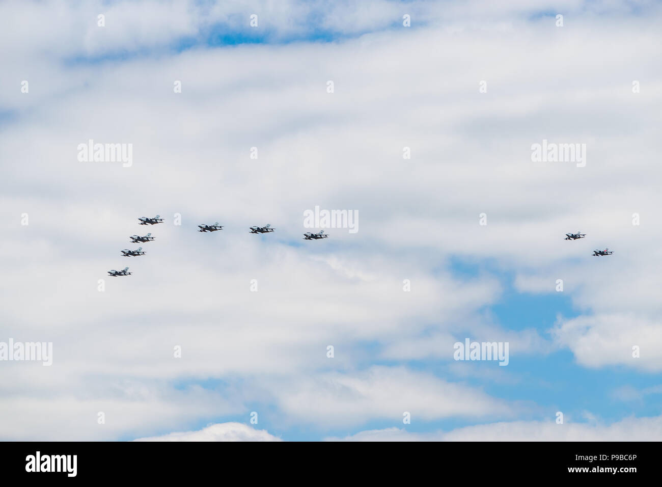 Neuf tornades voler dans une formation dans le cadre de la RAF pour le survol du Centenaire Banque D'Images
