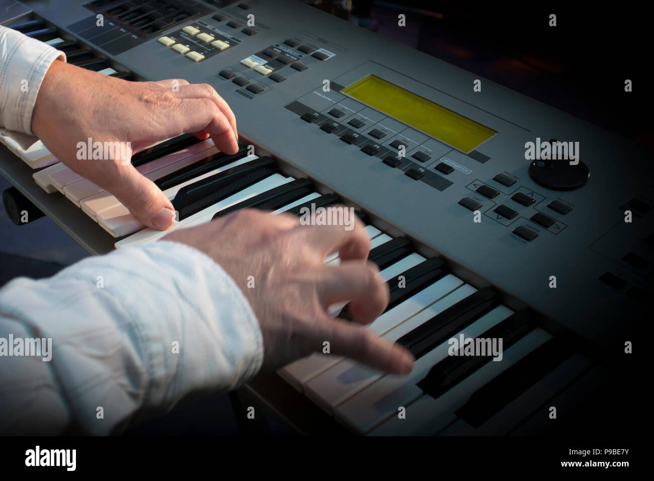 Libre de mains de musicien jouant du synthétiseur dans les concerts Banque D'Images