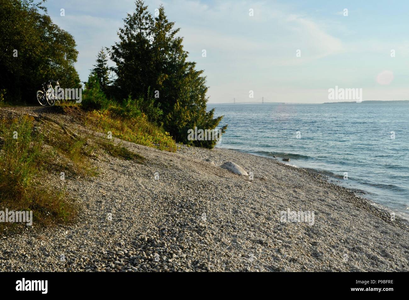 Coucher du soleil à une plage de galets, le lac Huron, sur l'île Mackinac, Michigan, USA. Banque D'Images