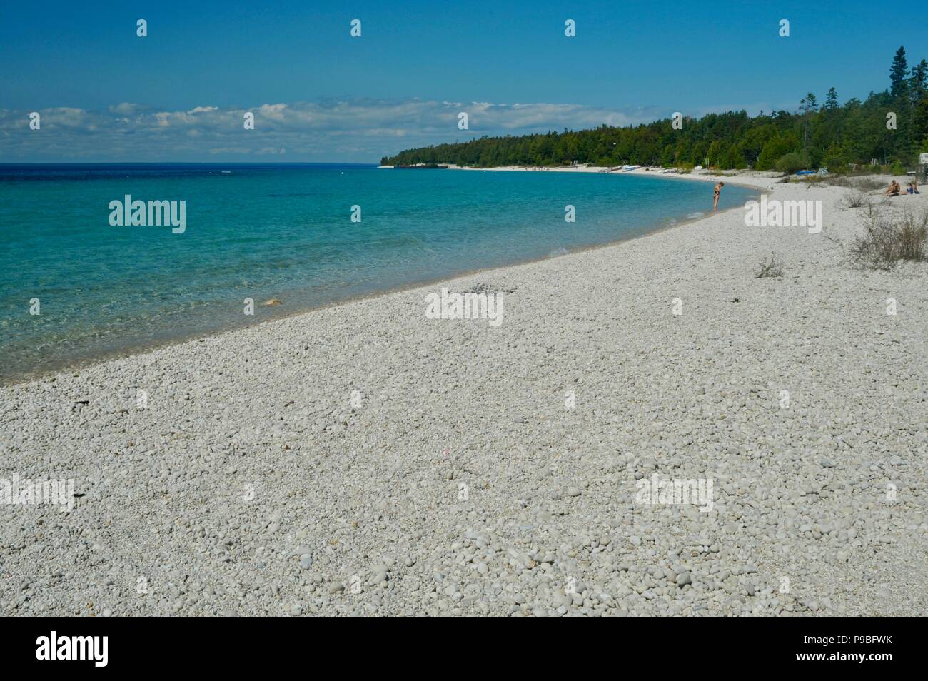 Natation en bleu turquoise clair l'eau douce du lac Huron et une plage de galets sur l'île Mackinac, Michigan, USA. Banque D'Images