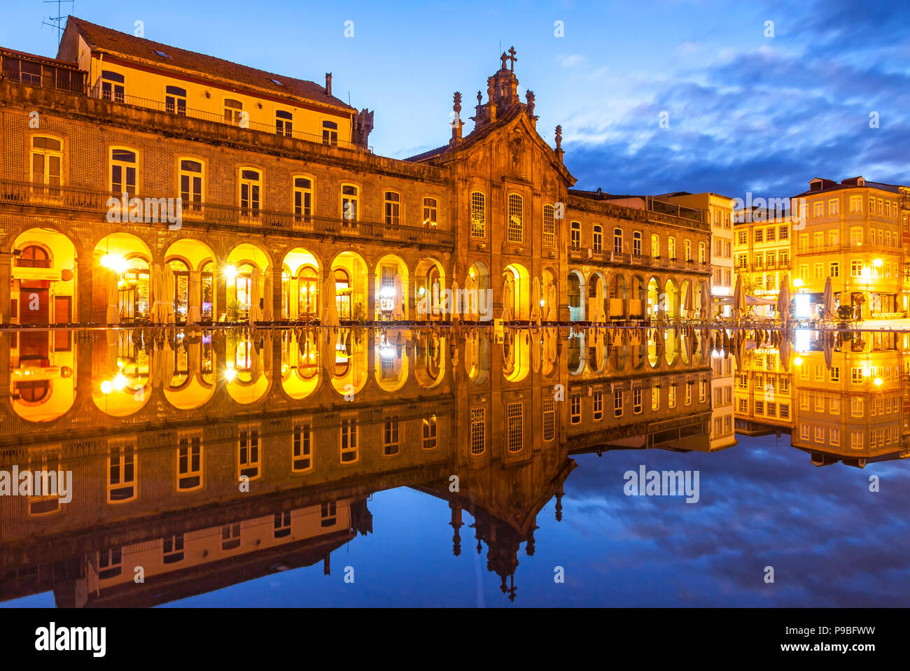 Vue de nuit extérieur Arcada (ou Largo da Arcada) et l'église de Lapa (Igreja da Lapa), reflétée dans la fontaine sur la place de la République (Praca da Rep Banque D'Images