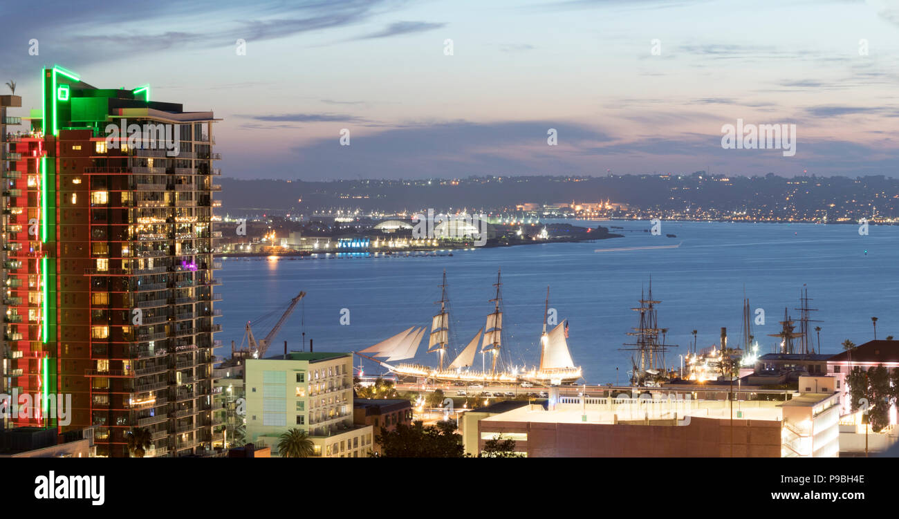 Musée maritime de San Diego, San Diego Harbor, et Little Italy au coucher du soleil au printemps, en Californie, USA. 'America's Finest City'. Banque D'Images